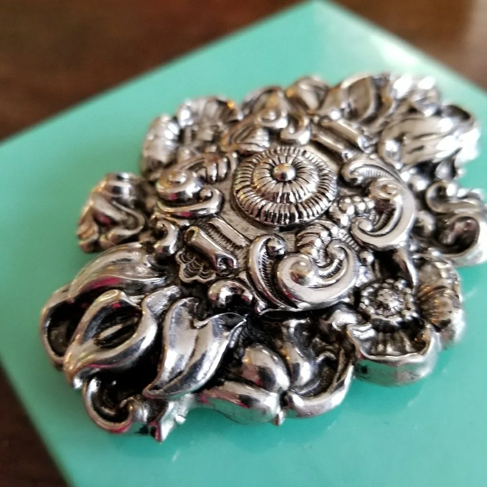 Vintage clip large ornate dress repousse silver tone metal fur clip